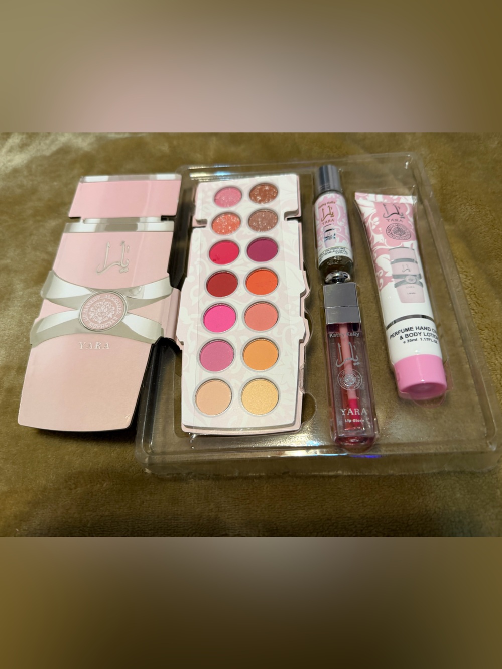 Yara Pink Multi-Shade Eyeshadow Palette & Lip Set - Pink Tones